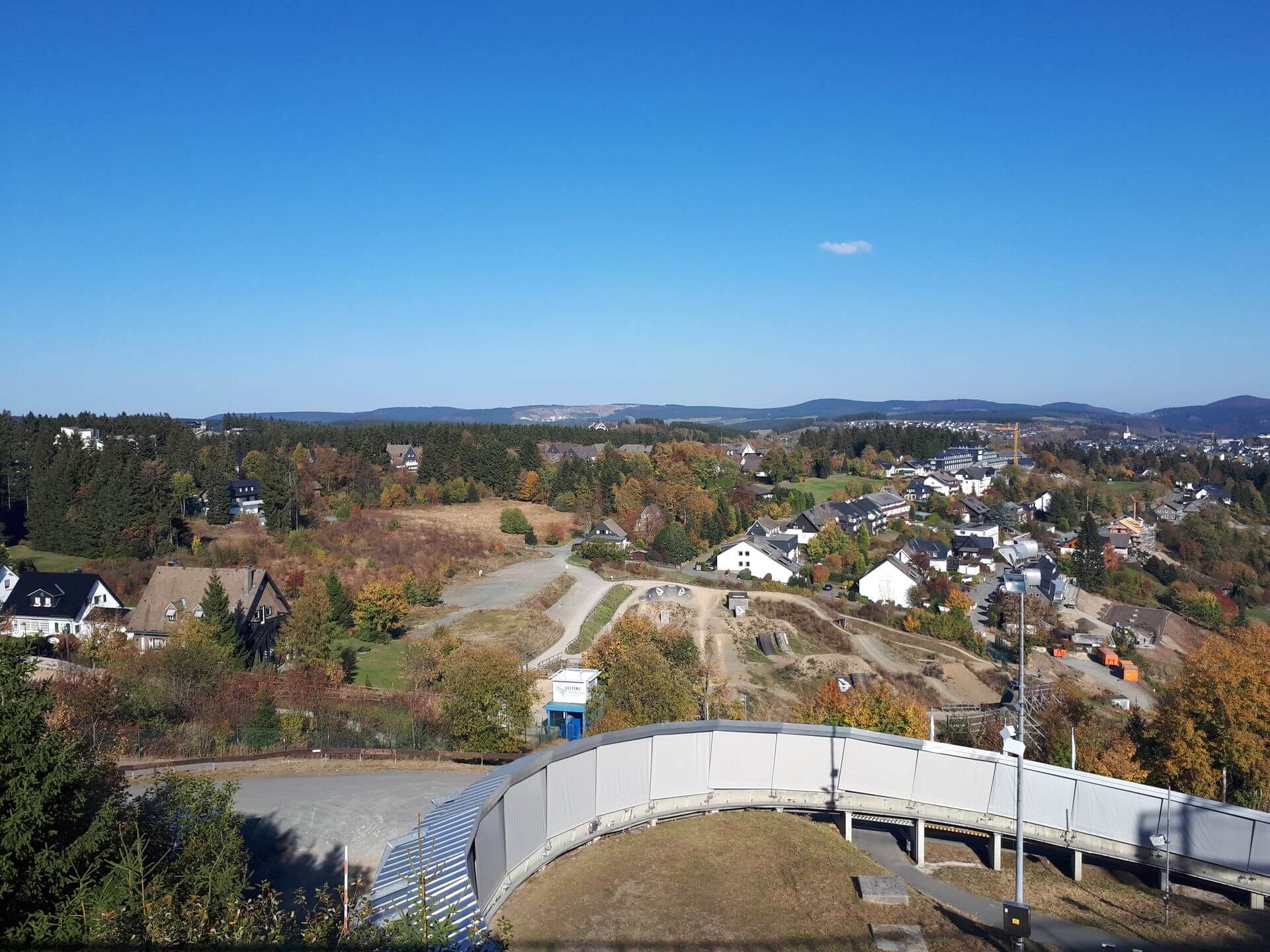 Zicht op de bobbaan en Bikepark Winterberg vanaf de Panorama Erlebnis Brücke