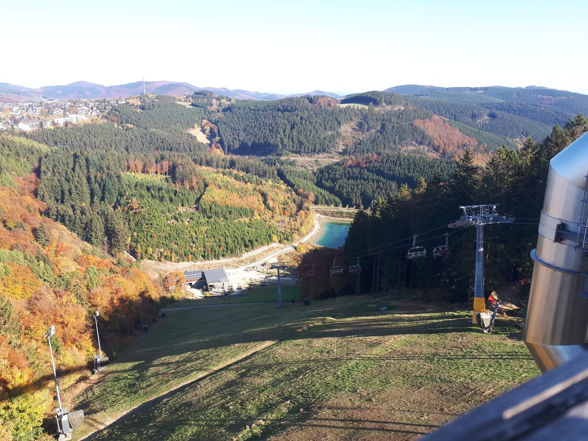 Uitzicht in het dal vanaf de Panorama Erlebnis Brücke in Winterberg