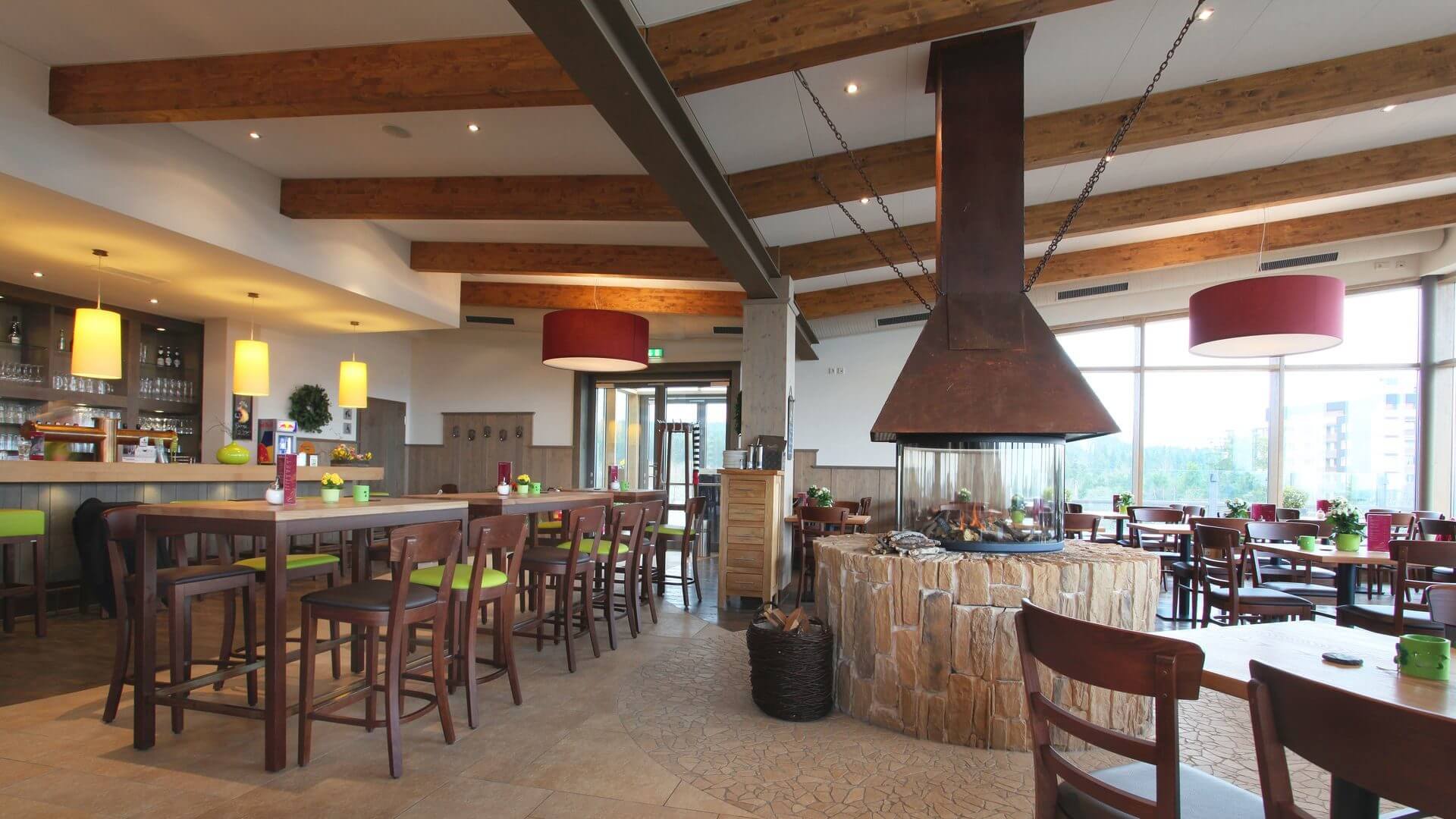 Bar en open haard in het Panorama Café-Restaurant Winterberg