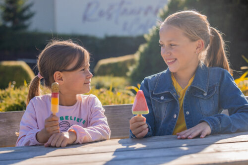 Familienfreundliches Hostel Winterberg mit Kindern beim Eisessen am Erlebnisberg Kappe.