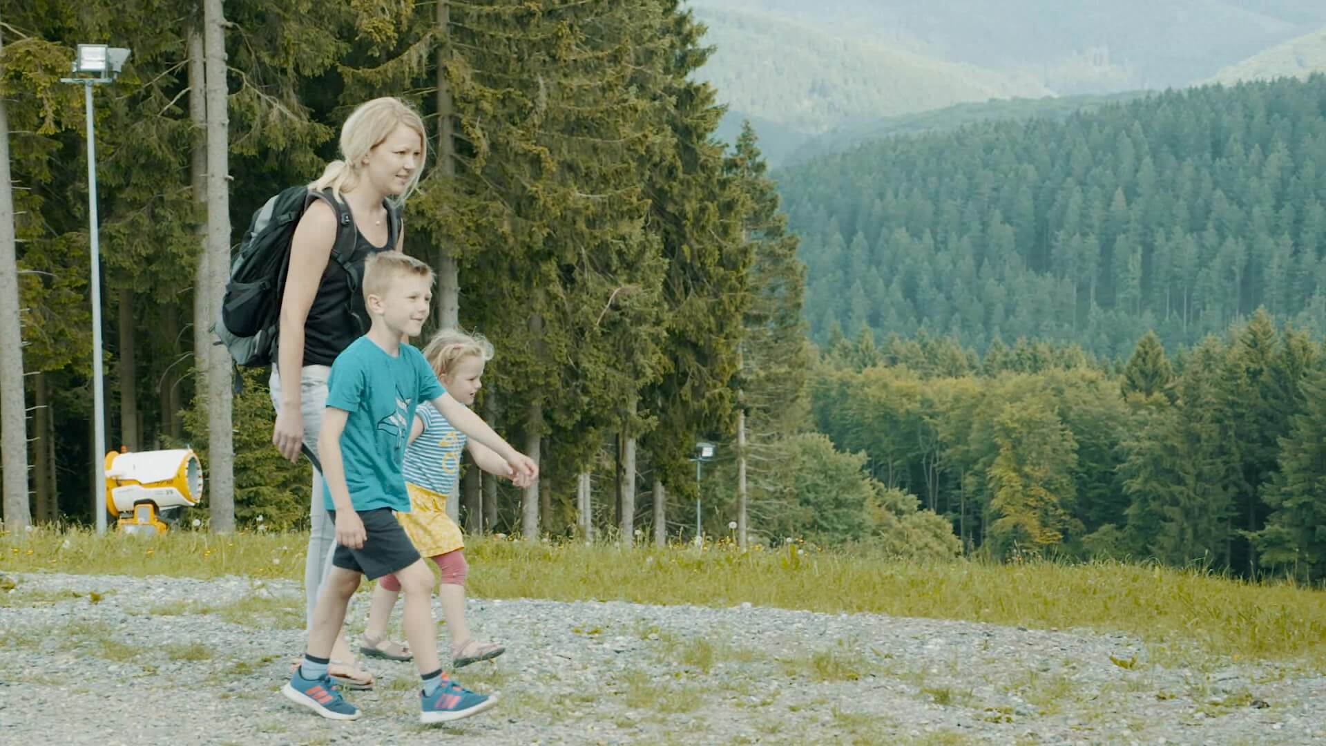 Familie in het groen op de belevenisberg Kappe Winterberg