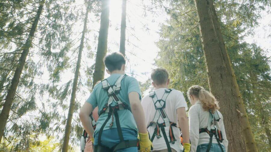 Kletterwald in het pretpark in Winterberg