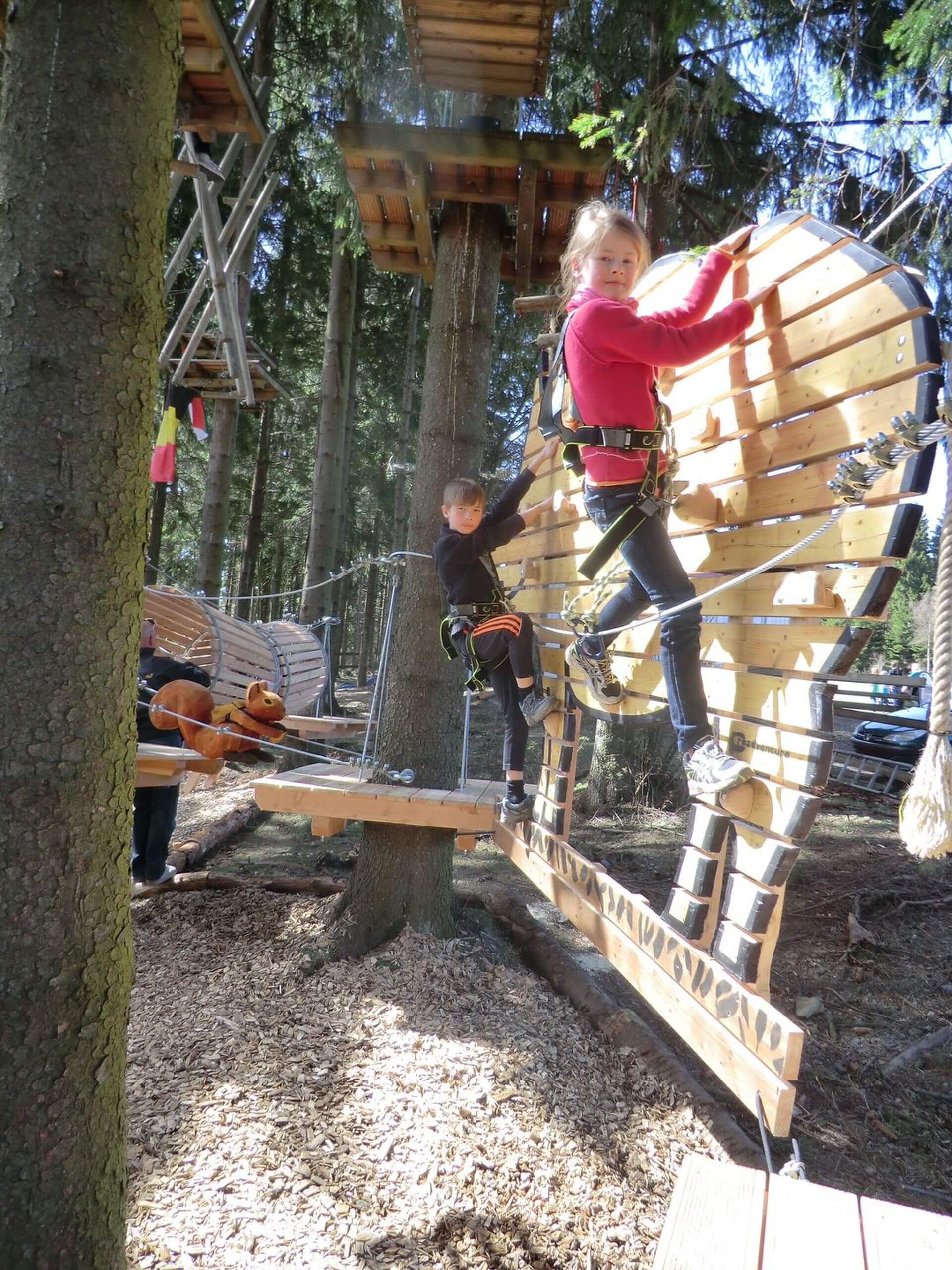 Kleuters klimmen in het kinderparcours Kletterwald Winterberg op Erlebnisberg Kappe  (2) staand formaat